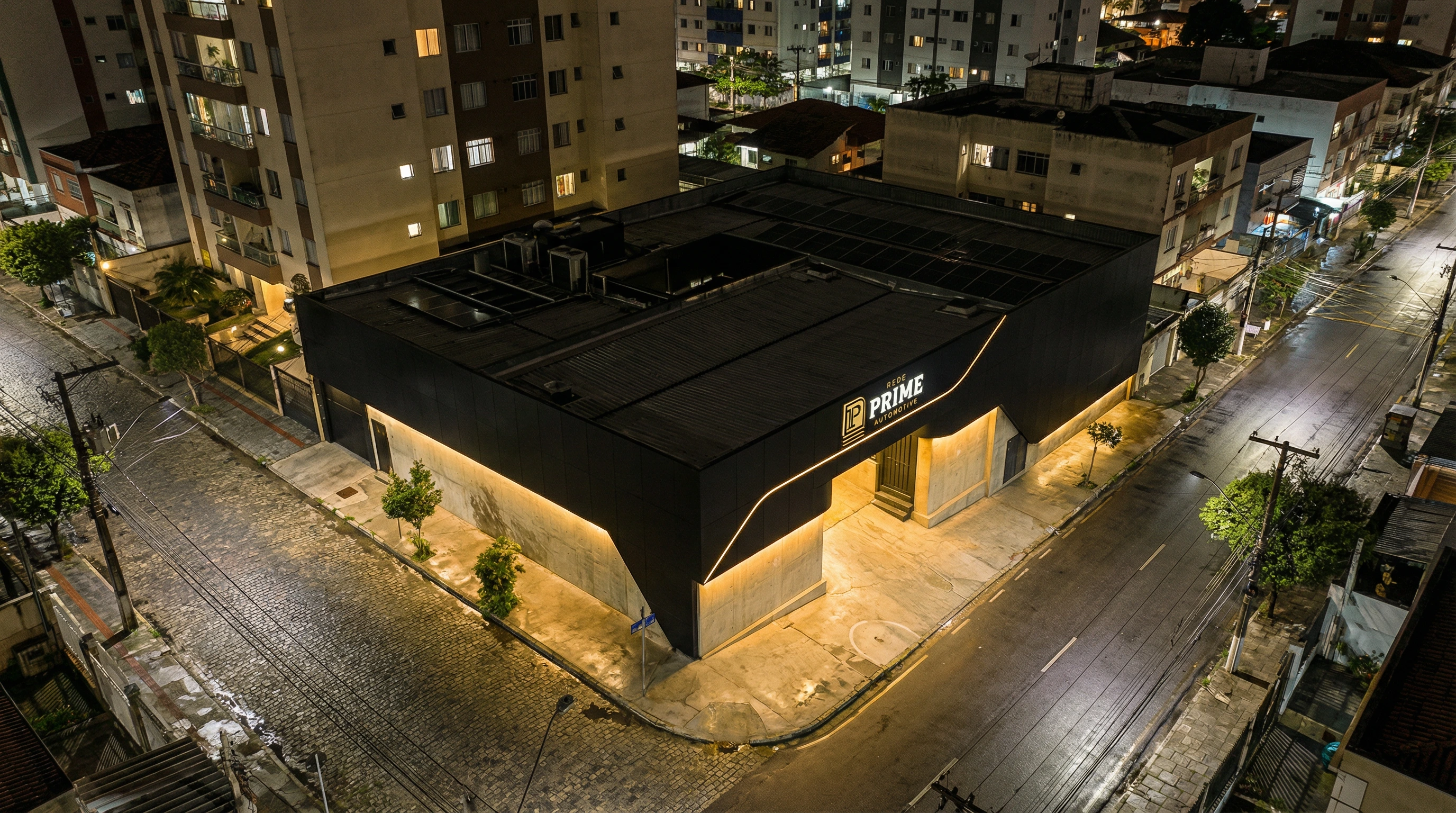 Rede Prime — vista aérea da fachada iluminada