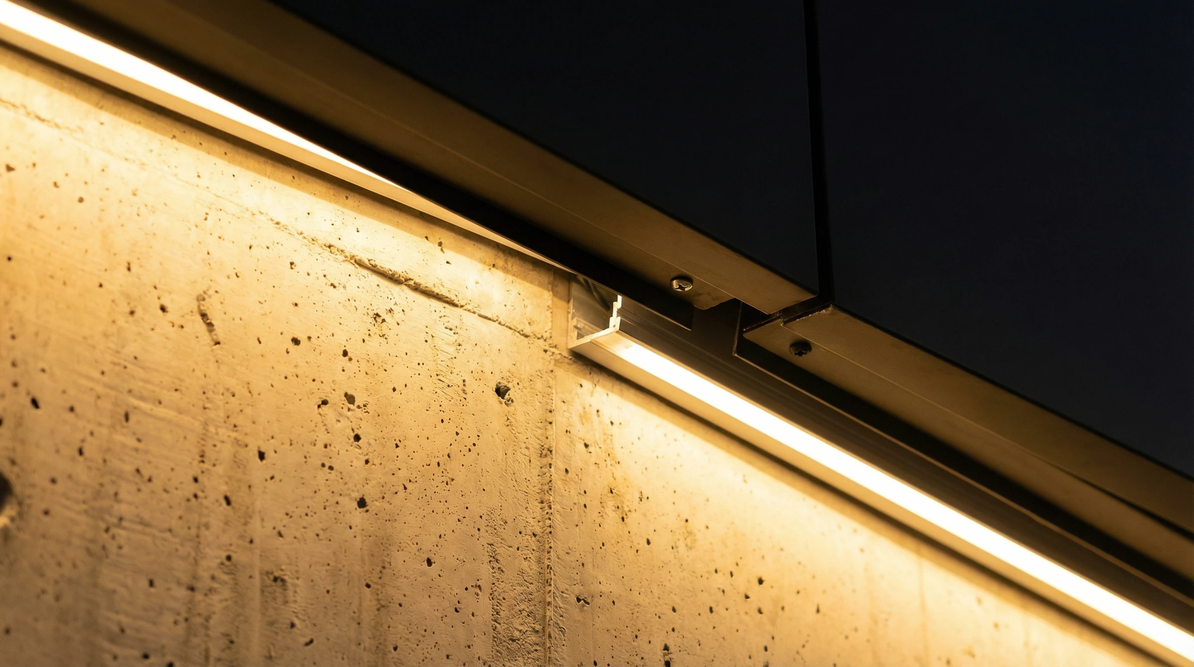 Detalhe do concreto, ACM e iluminação em LED